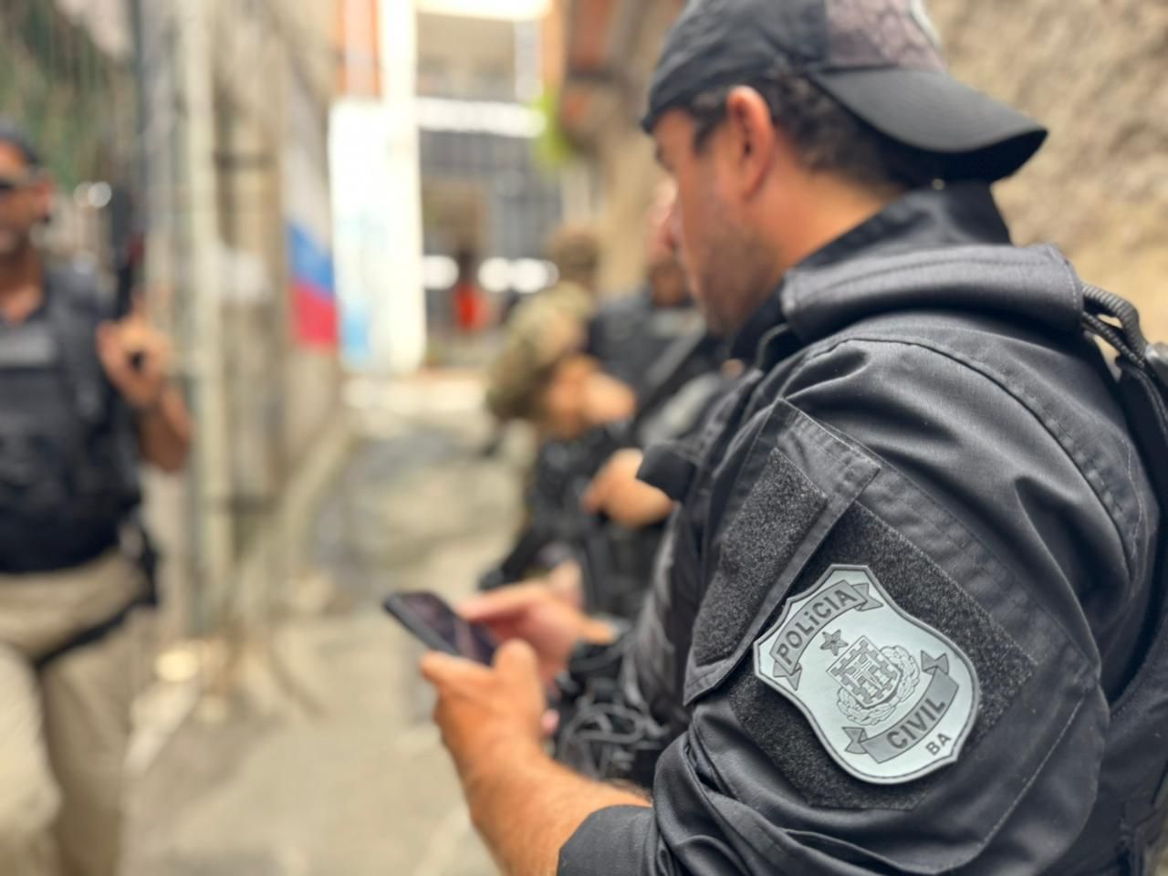 Um corpo foi encontrado na manh&atilde; deste domingo (15) ao lado de um lix&atilde;o no bairro Arraial do Retiro, em Salvador. | Foto: Ascom/PC-BA