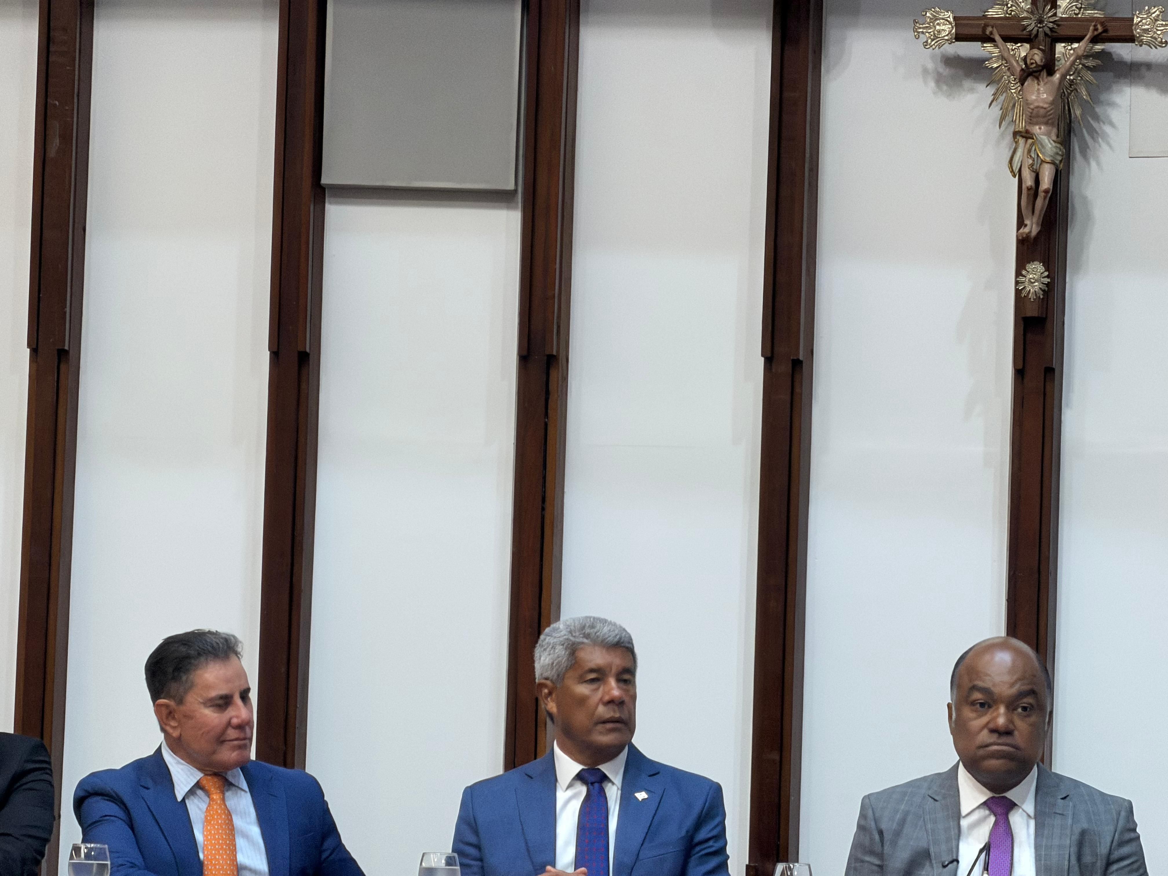 Jerônimo Rodrigues lê mensagem de início dos trabalhos da AL-BA | Foto: João Tramm/Aratu On