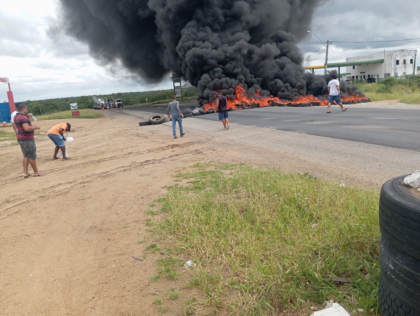 Os manifestantes cobram justi&ccedil;a ap&oacute;s um acidente que deixou cinco jovens mortos na noite da &uacute;ltima sexta-feira (27). | Foto: Leitor Aratu On