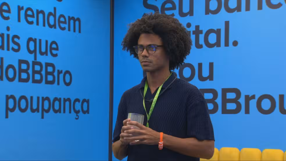 O participante Breno retornará à casa do BBB 26 na noite desta quarta-feira (4), após vencer o Paredão Falso. | Foto: Gshow