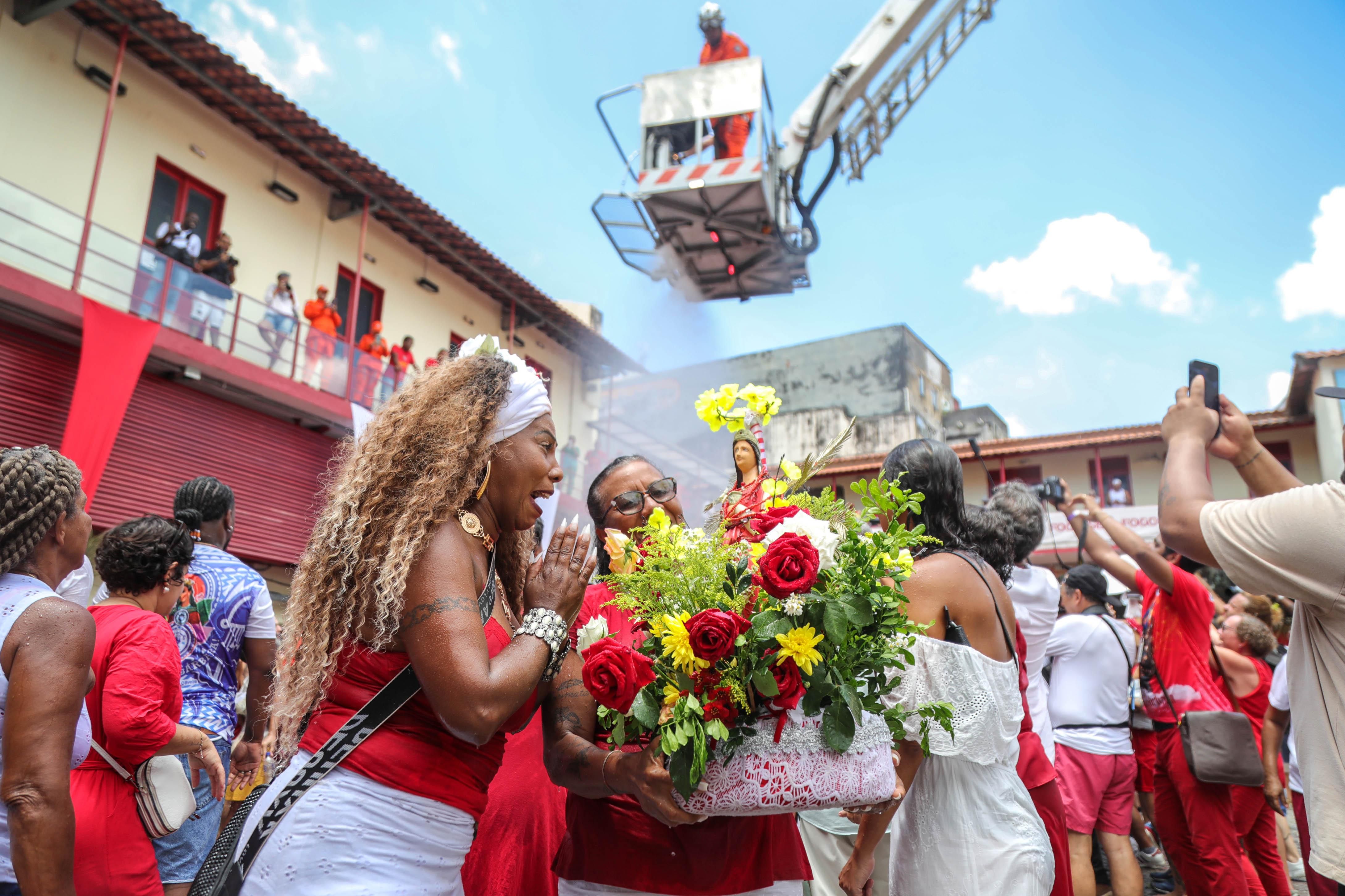 Desde as primeiras horas do dia, devotos vestidos de vermelho e branco lotam o Largo do Pelourinho. | Foto: Bruno Concha/Secom PMS