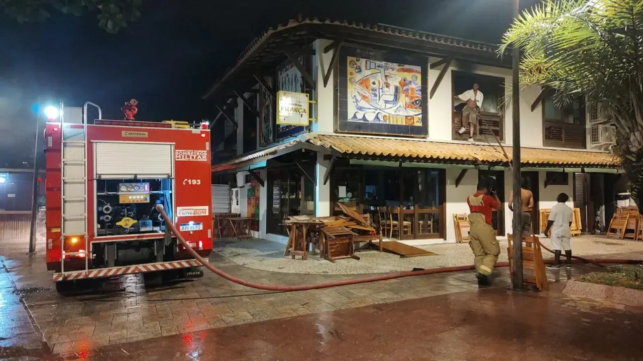 Uma criança de 3 anos morreu carbonizada na madrugada desta quinta-feira (20) após um incêndio atingir o Boteco do França, em Praia do Forte. | Foto: Alô Juca
