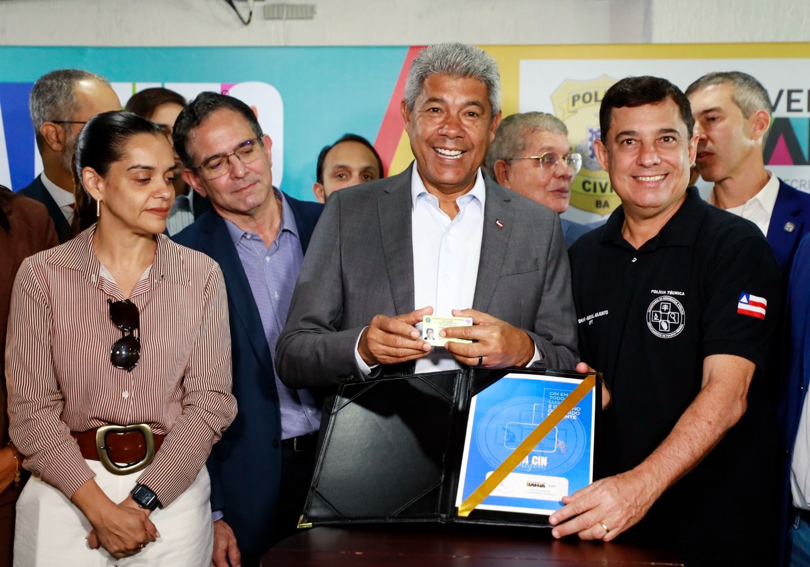 O primeiro documento foi entregue ao governador Jer&ocirc;nimo Rodrigues (PT) durante o lan&ccedil;amento da novidade. | Foto: Feij&atilde;o Almeida/GOVBA