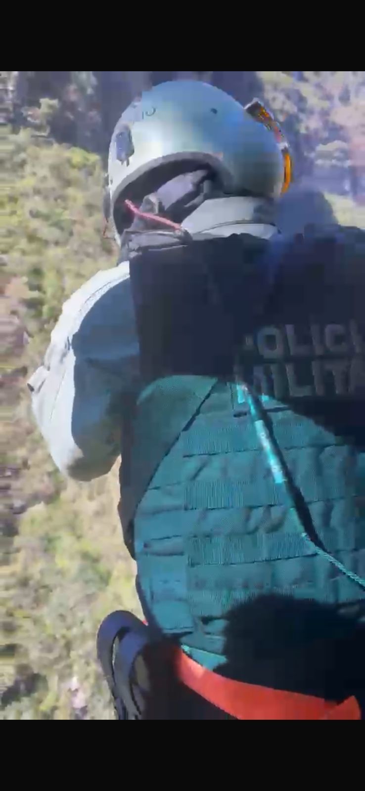 Policiais militares resgataram, na tarde de segunda-feira (22), um homem que sofreu uma les&atilde;o enquanto percorria uma trilha. | Foto: SSP-BA