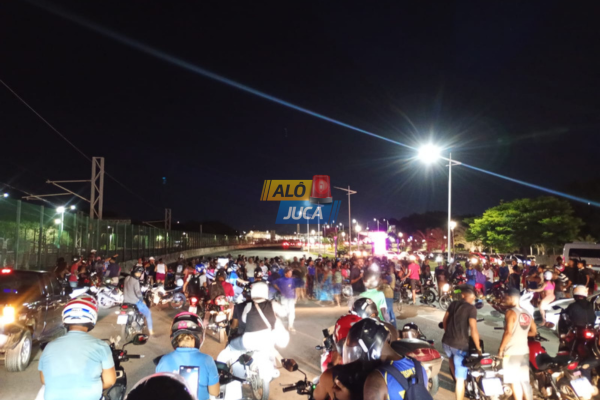 Cinco dias ap&oacute;s o desaparecimento, familiares e amigos realizaram protestos cobrando respostas das autoridades. | Foto: Al&ocirc; Juca