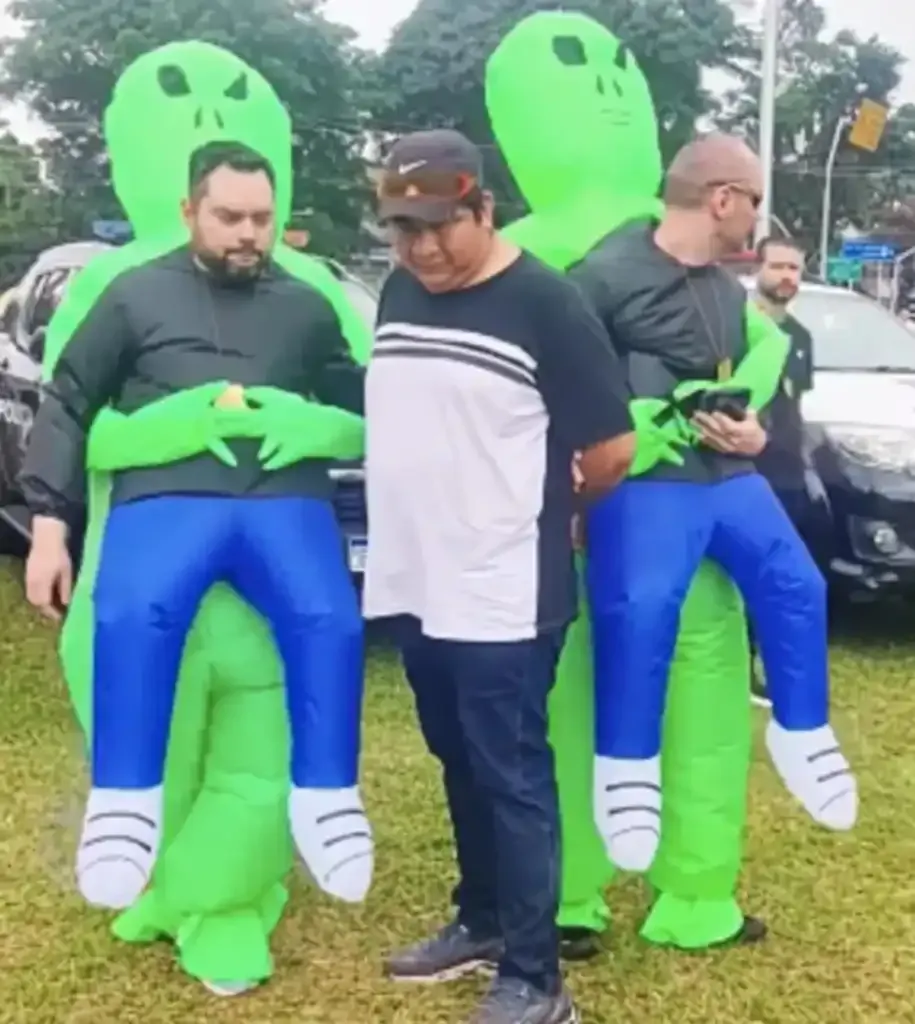 Policiais civis do DHPP atuaram fantasiados de extraterrestres durante o megabloco da cantora Ivete Sangalo. | Foto: Redes Sociais