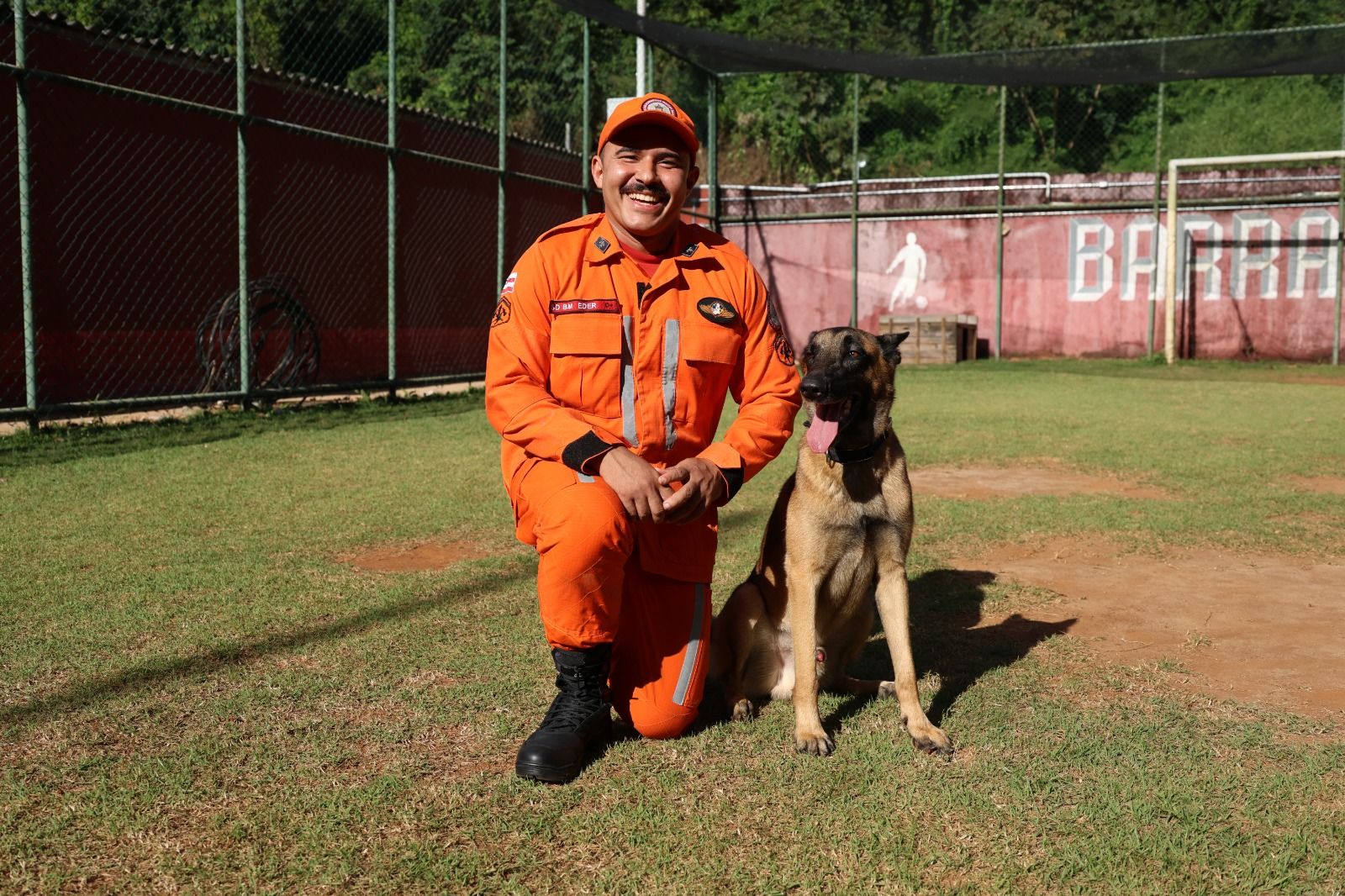 Ao lado do condutor, o soldado BM Eder Silva de Jesus, o animal conquistou duas certifica&ccedil;&otilde;es nacionais. | Foto: Isadora Gomes/Ascom SSP