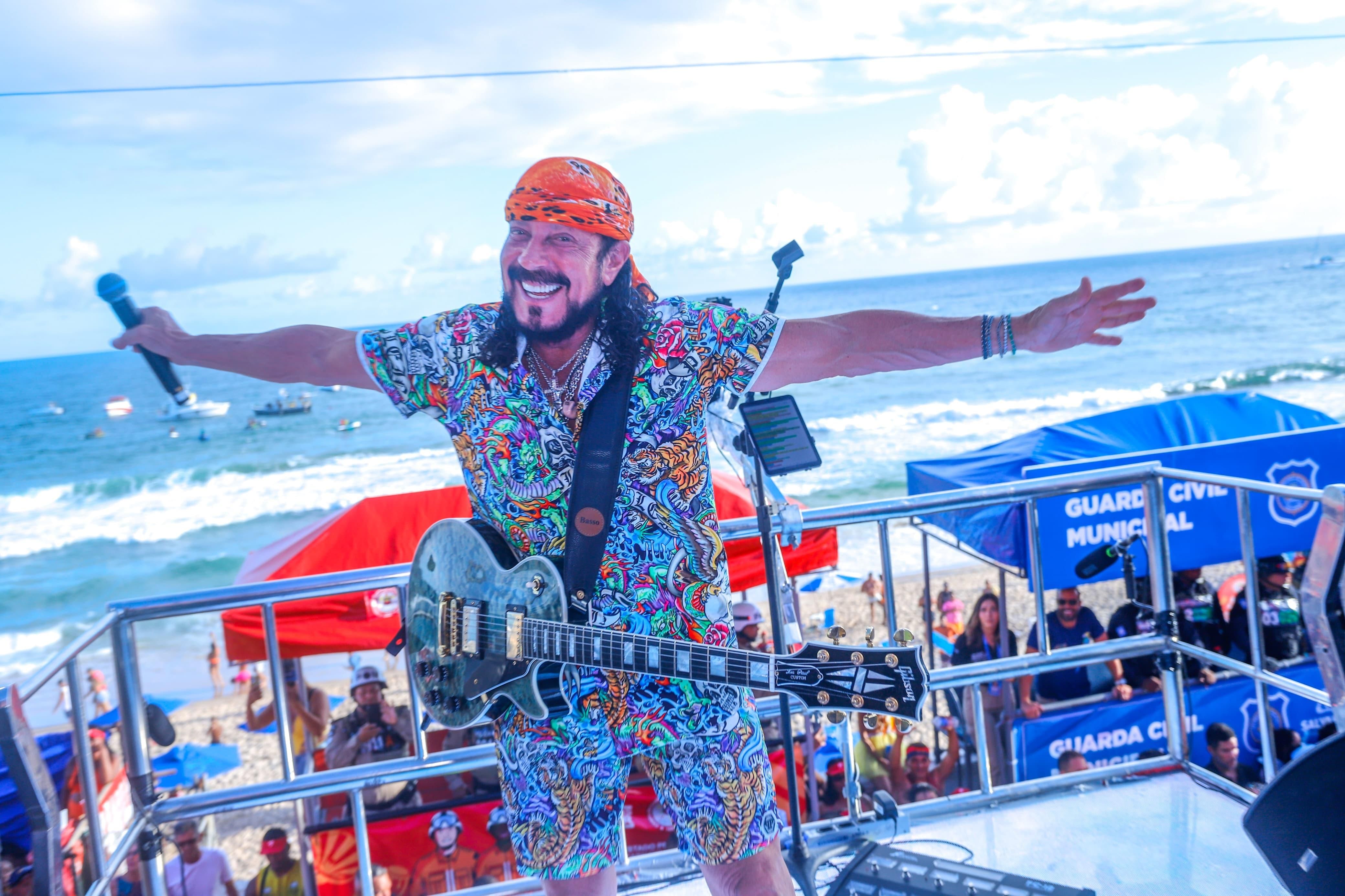 Hoje, aos 73 anos, Bell Marques segue sendo tratado por muitos foli&otilde;es como um dos maiores &iacute;cones da hist&oacute;ria do Carnaval baiano. | Foto: Alfredo Filho/Secom