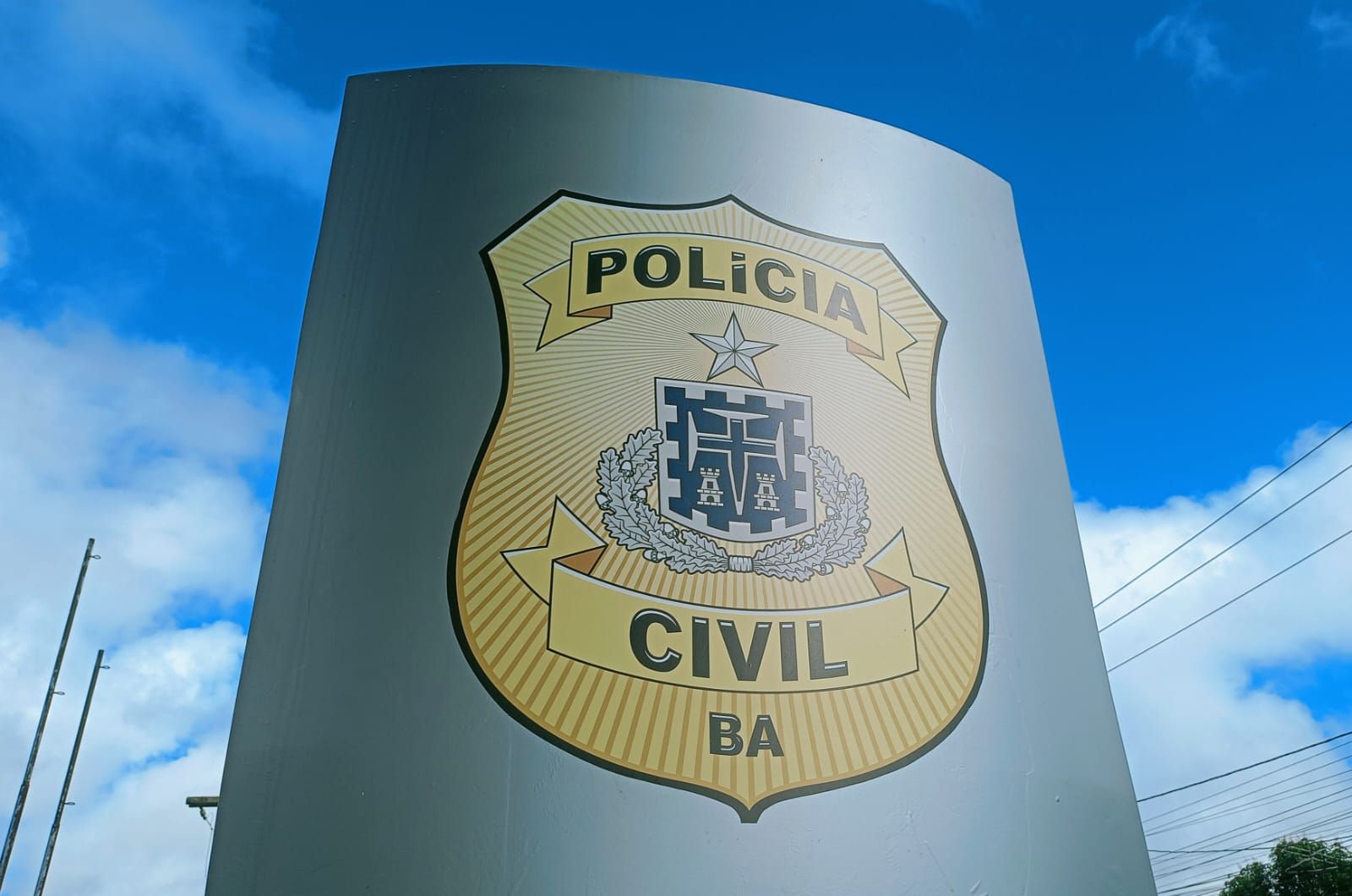 Imagens de câmera de segurança mostram o momento em que um homem de camisa listrada e usando capacete chega local do crime. | Foto: Polícia Civil
