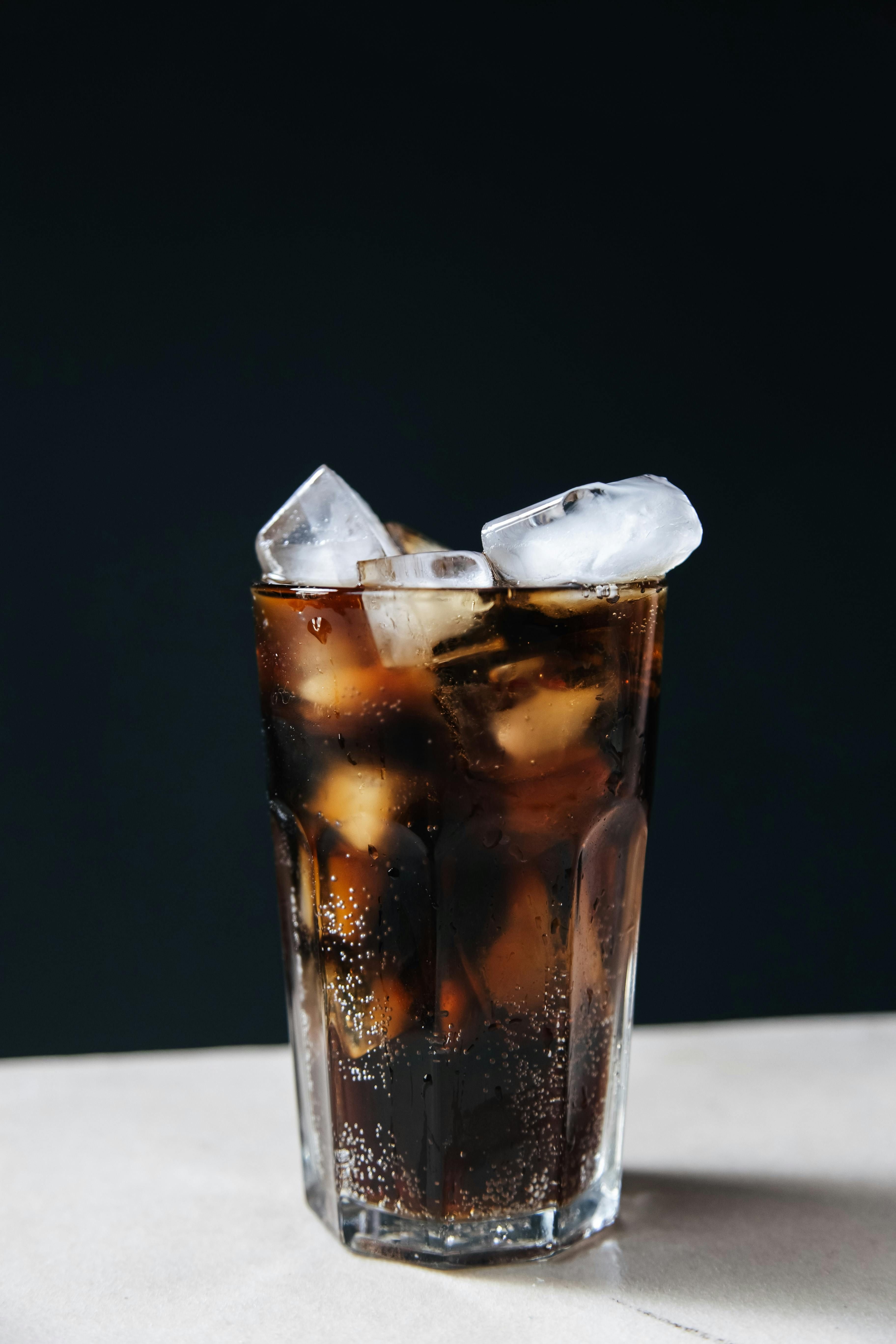 Indivíduos que consumiam mais de 250 gramas de bebidas adoçadas artificialmente por dia apresentaram risco 60% maior de desenvolver doença hepática gordurosa. | Foto: Ilustrativa/Pexels
