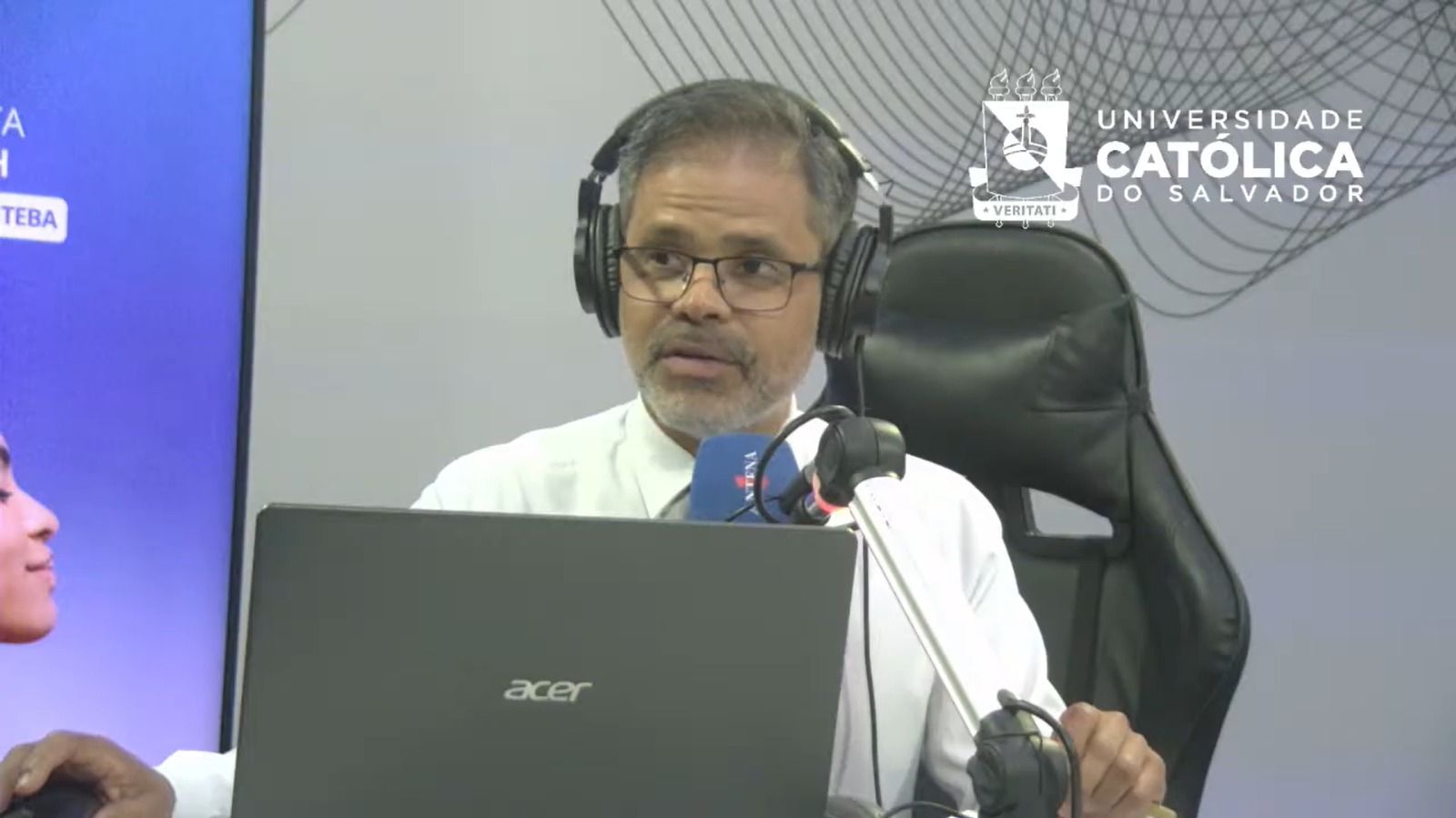 Dia do Radialista: Pablo Reis apresenta programa Linha de Frente, na rádio da Antena 1 | Foto: Antena 1