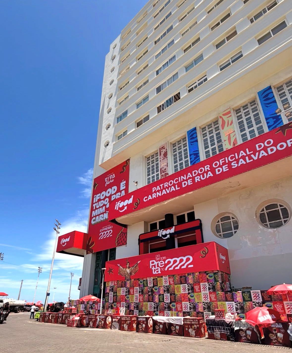 Os anfitri&otilde;es do Expresso 2222, Flora e Gilberto Gil, acabaram de chegar no camarote. | Foto: Divulga&ccedil;&atilde;o/Expresso 2222