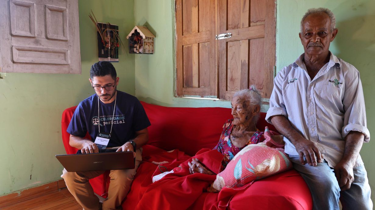 Aos 110 anos, Olinda Pereira Macedo vive na zona rural de Serra Dourada, no oeste da Bahia, e enfrenta limitações de saúde. | Foto: TJBA