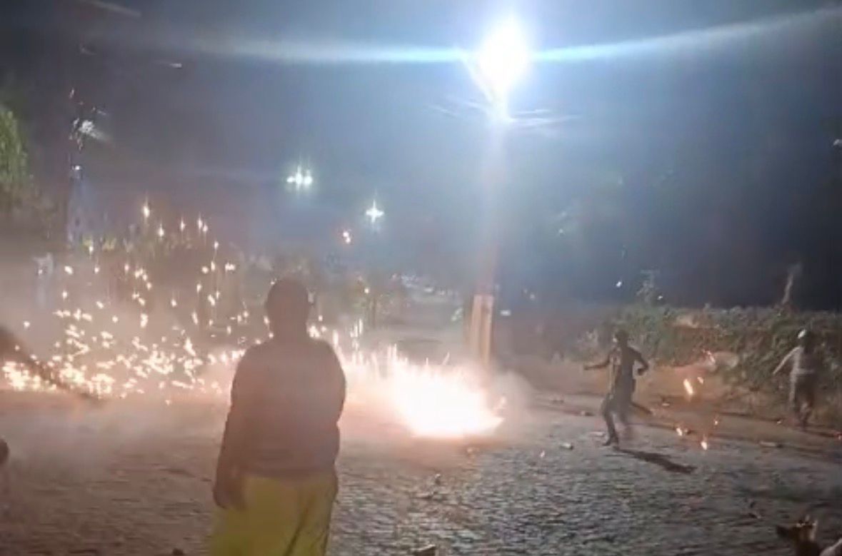 Um v&iacute;deo que circula nas redes sociais mostra Tarc&iacute;sio Sodr&eacute; manuseando espadas no S&atilde;o Jo&atilde;o em Sapea&ccedil;u antes de morrer devido a uma explos&atilde;o. | Foto: Redes Sociais