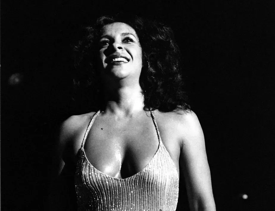 Com a partida de seus amigos para o ex&iacute;lio, Gal se viu um s&iacute;mbolo de resist&ecirc;ncia art&iacute;stica. | Foto: Arquivo Nacional