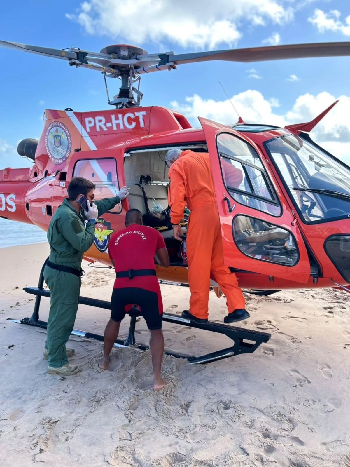 Um turista foi resgatado com vida ap&oacute;s se afogar na Praia de Ondina, em Salvador, na tarde deste domingo (20). | Foto: Salvamar