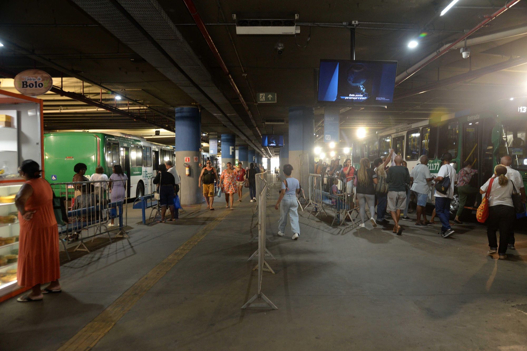 As linhas de &ocirc;nibus que haviam sido transferidas temporariamente do subsolo para o t&eacute;rreo da Esta&ccedil;&atilde;o da Lapa, em Salvador, voltaram &agrave; Plataforma G. | Foto: Ot&aacute;vio Santos/Secom PMS