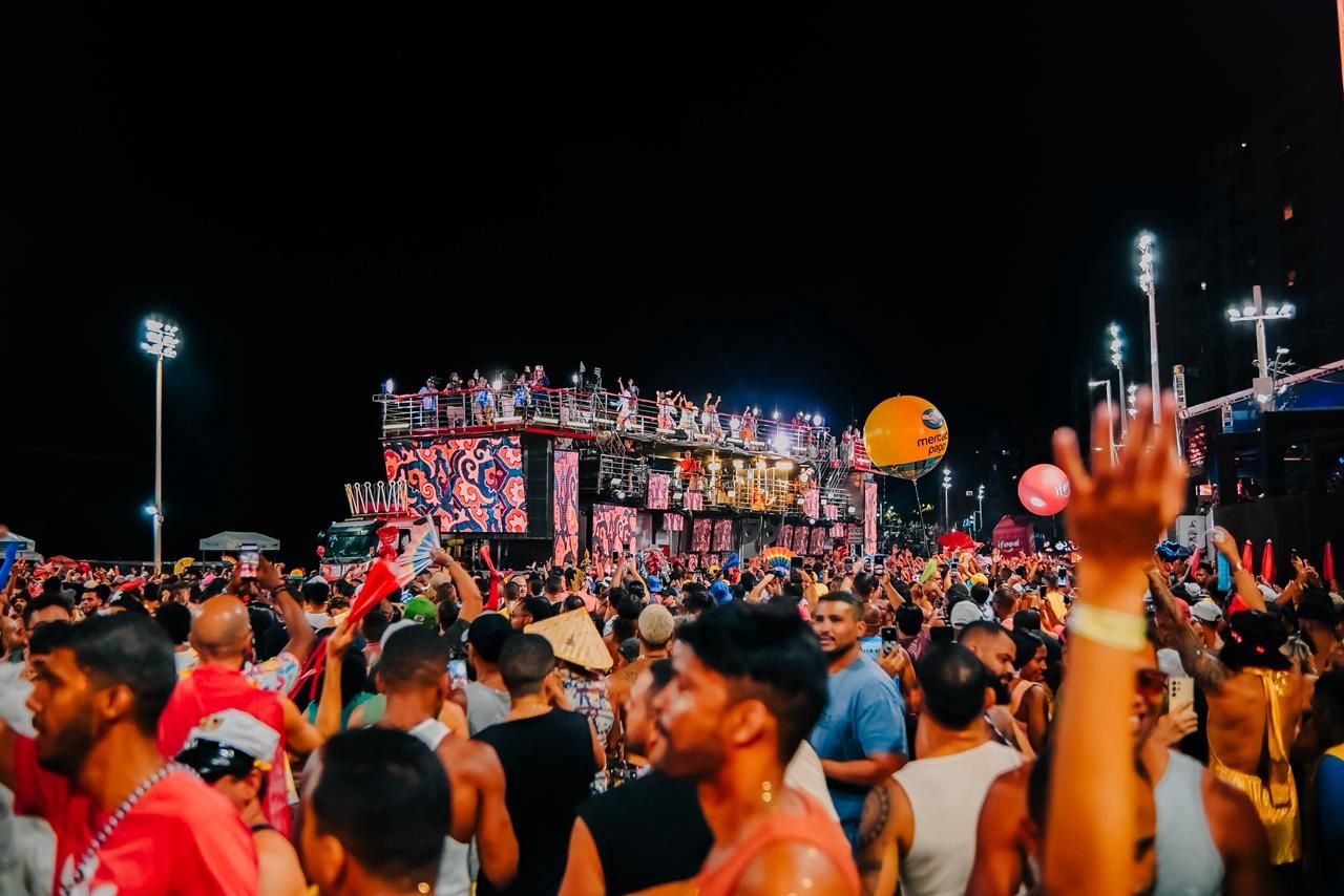 Prevista para sair atr&aacute;s do bloco comandado por Carla Cristina, Daniela Mercury teve o desfile impactado por problemas t&eacute;cnicos. | Foto: Reynaldo F&eacute;lix/Ag. Fred Pontes