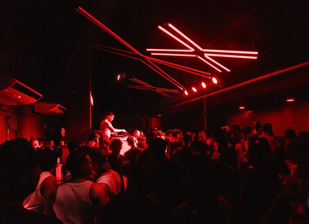 Baladinha LGBTQIAPN+ bem jovem, com festas tem&aacute;ticas pop, em um ambiente com pista e lounge, al&eacute;m de camarotes com open bar. | Foto: Redes Sociais