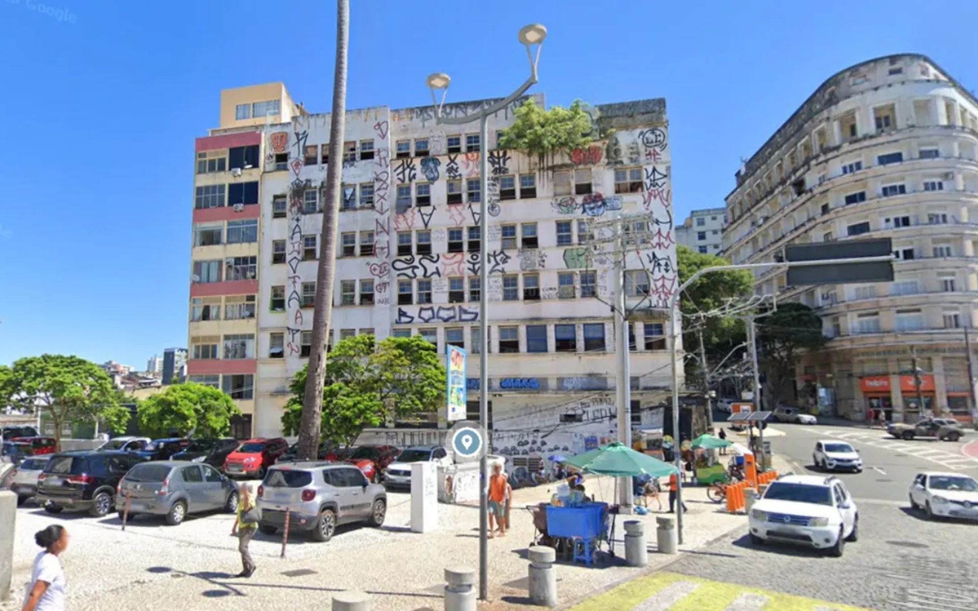 O antigo prédio da Empresa Baiana de Águas e Saneamento (Embasa), localizado no Centro de Salvador, deve virar um hotel de luxo. | Foto: Google Street View/Reprodução