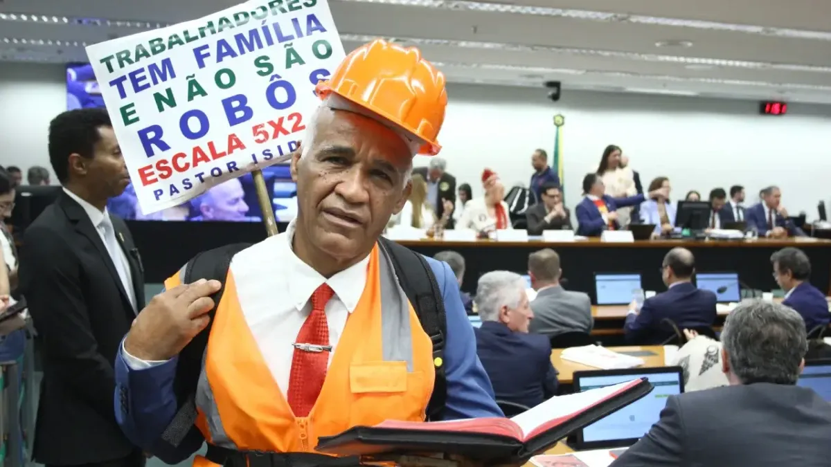 O debate sobre a proposta que prevê o fim da escala 6x1 foi marcado por uma fala do deputado federal baiano Pastor Sargento Isidório. | Foto: Vinicius Loures/Câmara dos Deputados/Divulgação