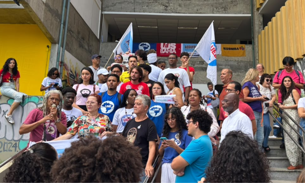 Na tarde de sexta-feira (21), estudantes, professores e pol&iacute;ticos realizaram uma manifesta&ccedil;&atilde;o em frente &agrave; Facom. | Foto: Redes Sociais