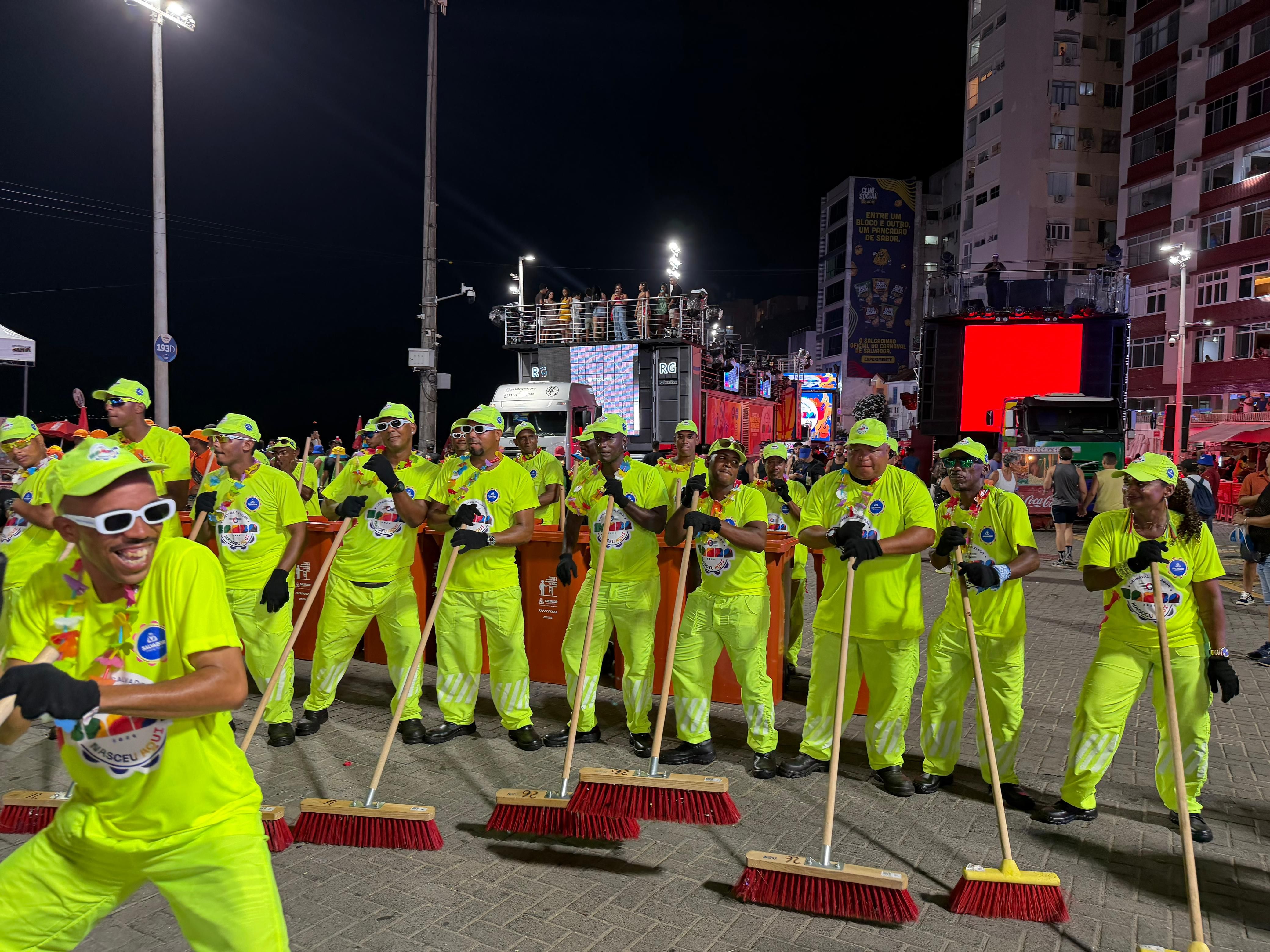 Mais de 3 mil profissionais atuar&atilde;o na megaopera&ccedil;&atilde;o montada pela Empresa de Limpeza Urbana de Salvador (Limpurb). | Foto: Jo&atilde;o Tramm/Aratu On