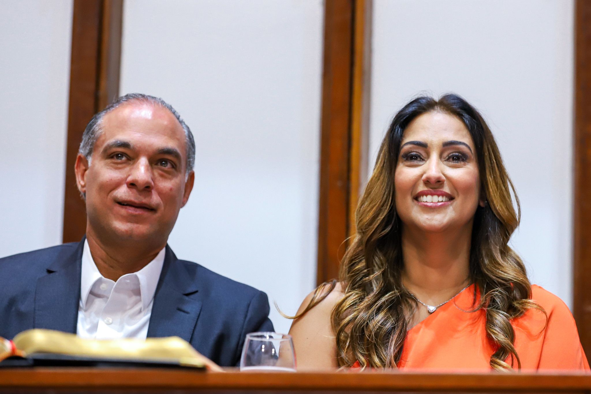 Esposa de Augusto Lima, Flávia Peres recebeu título de cidadã baiana da AL-BA | Foto: Vaner Casaes / ALBA