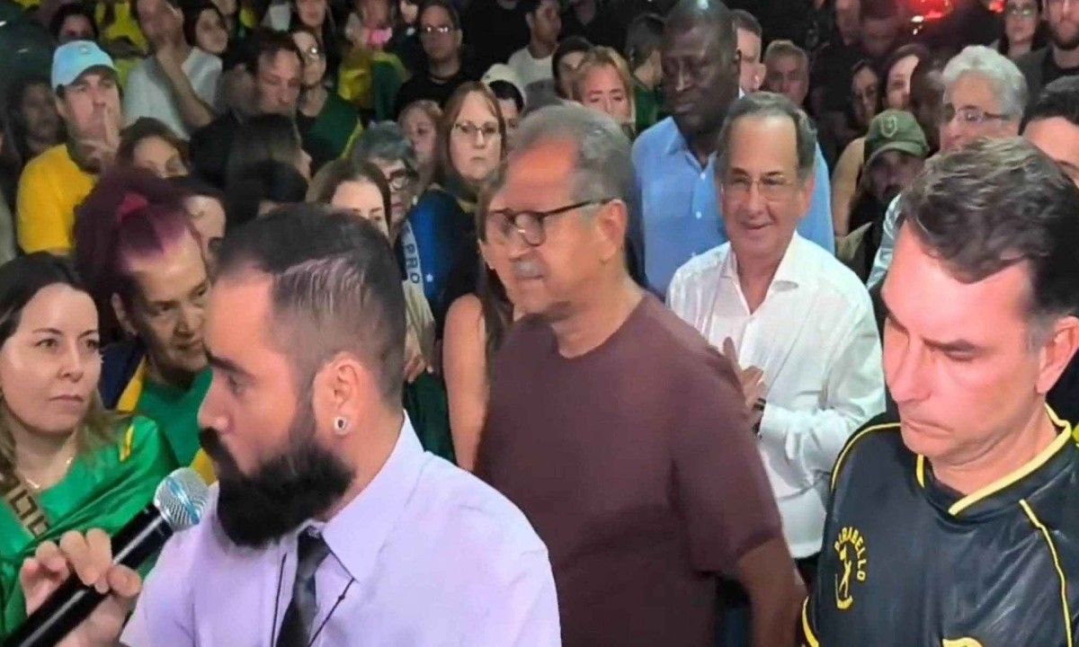 Homem Que Fez Discurso Em Prol Da Prisão De Bolsonaro, Durante Vigília Chamada Por Flávio Bolsonaro, Faz Exame No Iml