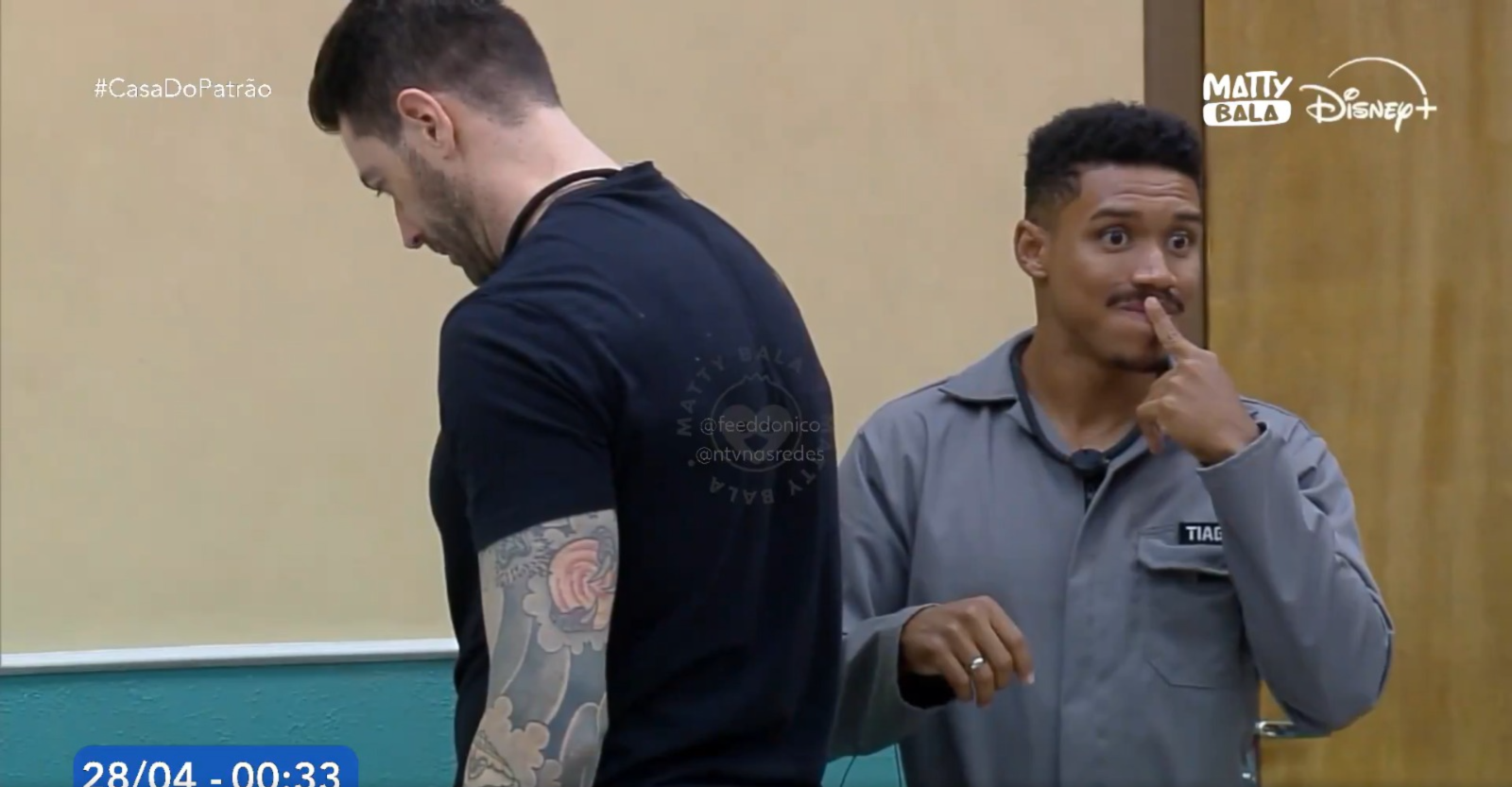 O participante Thiago foi repreendido ao mexer no interfone da casa. | Foto: Disney+
