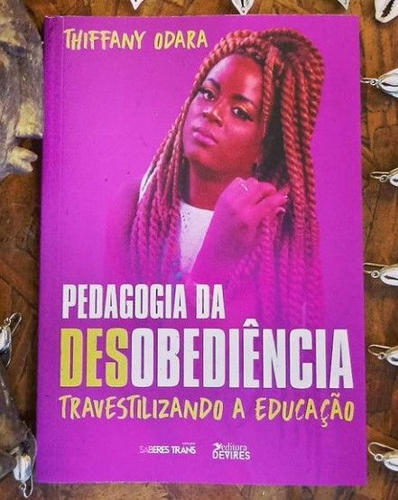 Publicado em 2020, o livro convida a olhar para o movimento de mulheres trans e travestis como produtoras de saber e conhecimento. | Foto: Divulgação