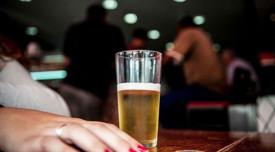 PL Trata Da Obrigatoriedade De Inclusão De Mensagens De Conscientização Sobre a Violência Contra a Mulher Nos Rótulos De Bebidas Alcoólicas Comercializadas Em Locais De Grande Concentração De Público