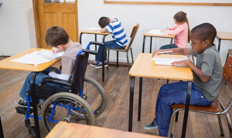Lei de Diretrizes e Bases da Educação Nacional determina que educação especial deve ser ofertada preferencialmente na rede regular de ensino. Foto: Wavebreakmedia / Gettyimages