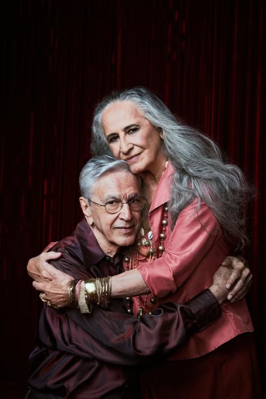 Maria Beth&acirc;nia se torna a primeira cantora da MPB a vencer um Grammy, enquanto Caetano Veloso amplia um curr&iacute;culo j&aacute; consagrado na premia&ccedil;&atilde;o. | Foto: Divulga&ccedil;&atilde;o