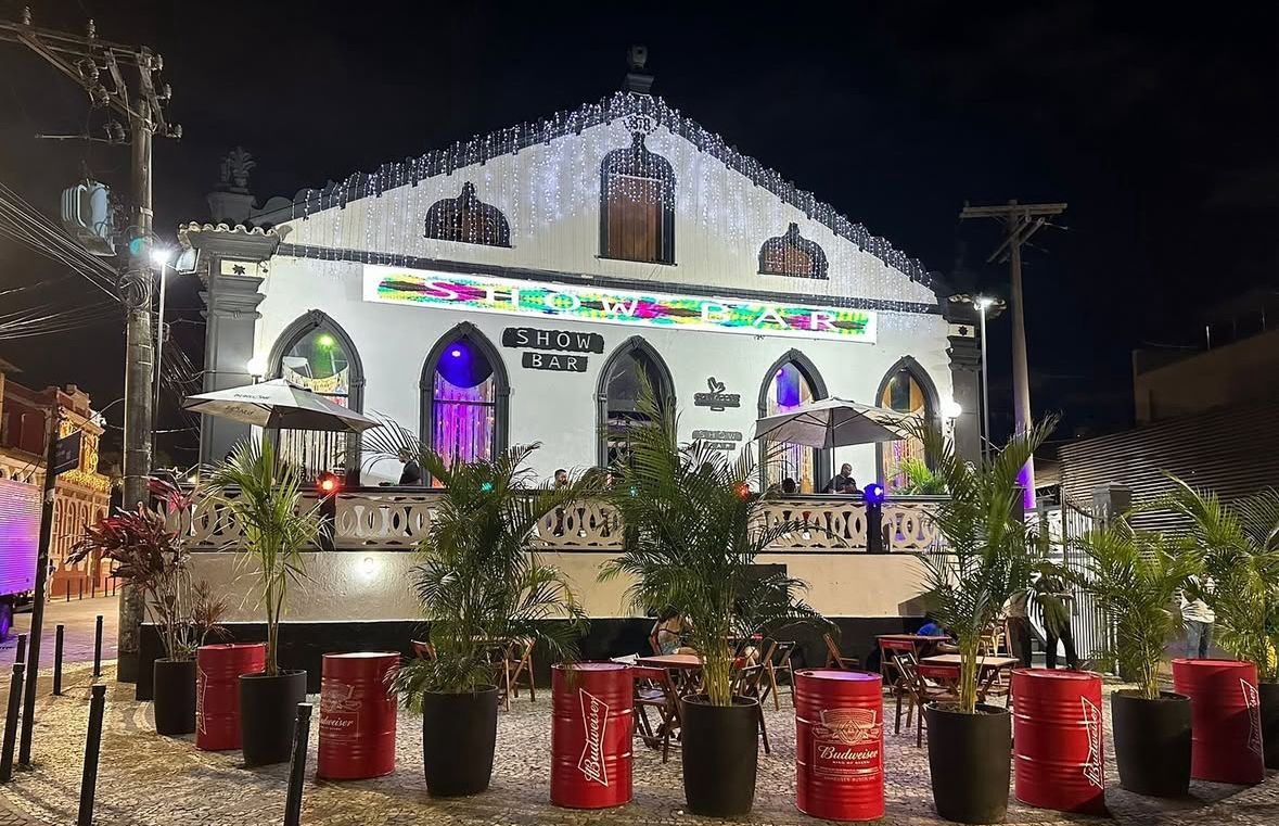 Tamb&eacute;m no Rio Vermelho, o Show Bar fica aberto at&eacute; de manh&atilde;,&nbsp;tem op&ccedil;&otilde;es de coquet&eacute;is, cerveja, pratos mais elaborados e petiscos, mesas externas e m&uacute;sica ao vivo. | Foto: Redes Sociais