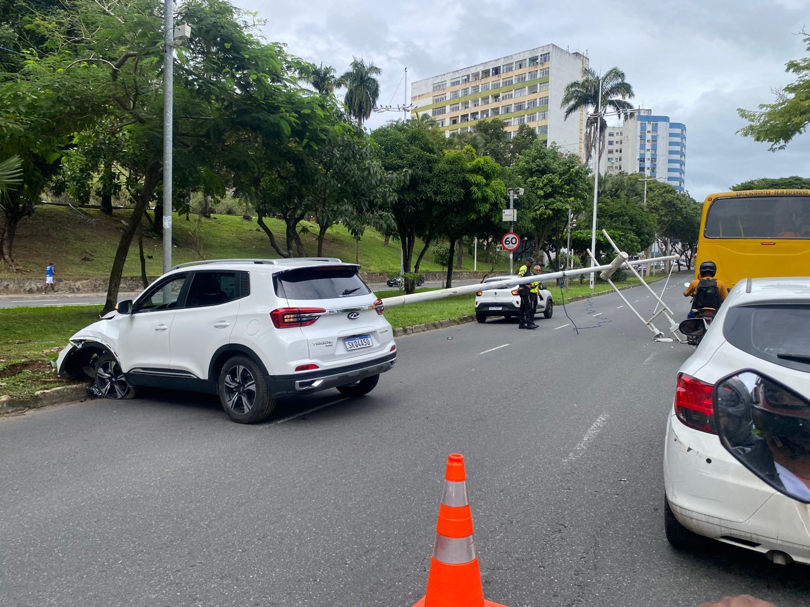 Um carro colidiu contra um poste na regi&atilde;o do Vale de Nazar&eacute;, em Salvador, no final da manh&atilde; desta segunda-feira (8). | Foto: Anna Caroline Santiago/Aratu On