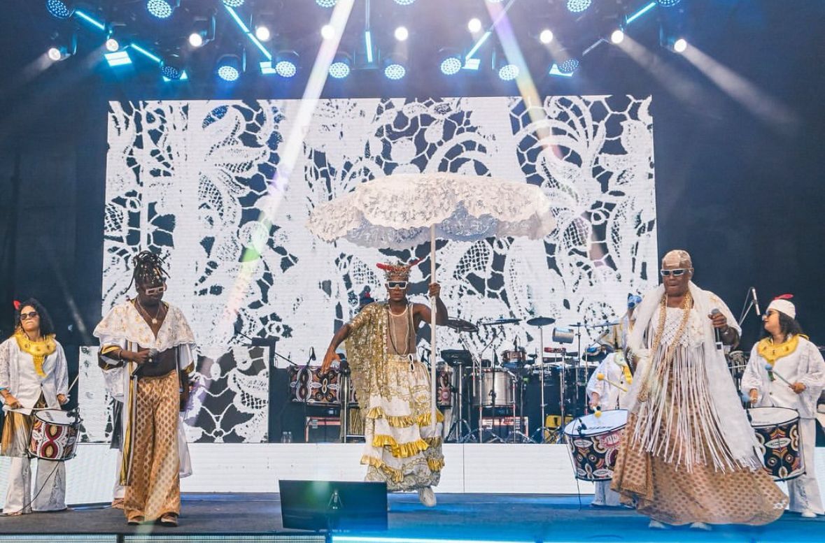 O artista Veko Araújo construiu uma trajetória singular no Cortejo Afro após um episódio marcante no Carnaval de Salvador. | Foto: Redes Sociais/Cortejo Afro