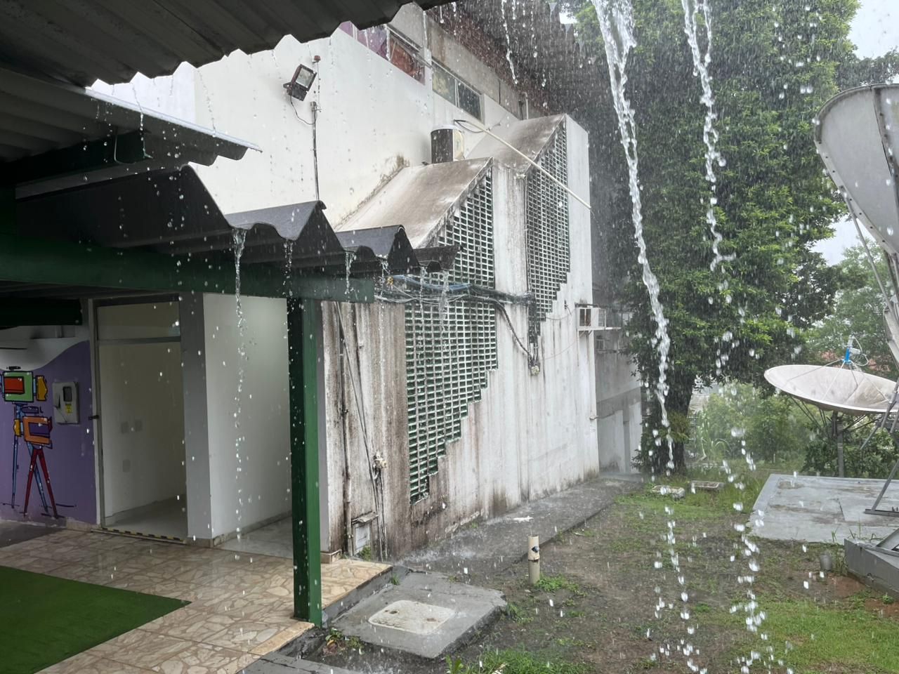 Segundo o &oacute;rg&atilde;o, a previs&atilde;o &eacute; de chuva entre 20 e 30 mil&iacute;metros por hora, podendo alcan&ccedil;ar at&eacute; 50 mm por dia. | Foto: Matheus Caldas/Aratu On