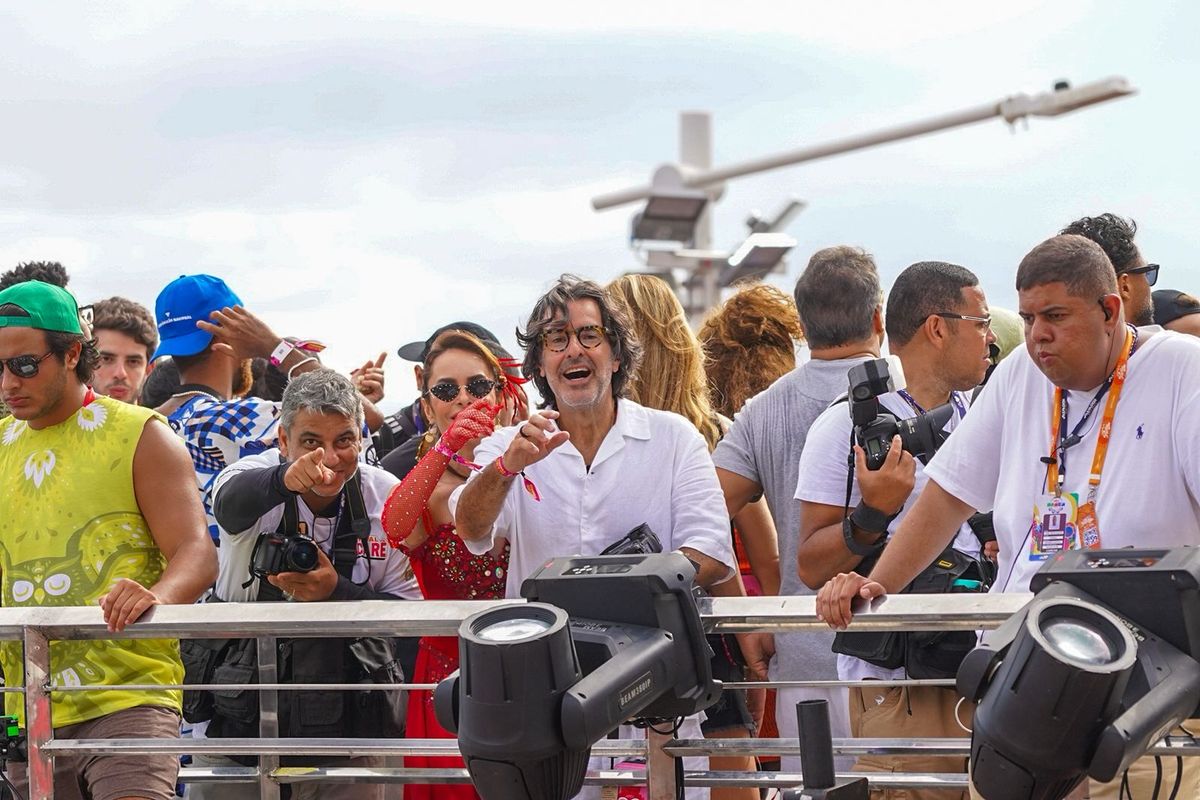 Ricardo Stuckert, fotógrafo de Lula, no trio de Ivete Sangalo, durante o desfile desta segunda-feira (16). Foto: @carollevy.fotografia Ag. F. Pontes