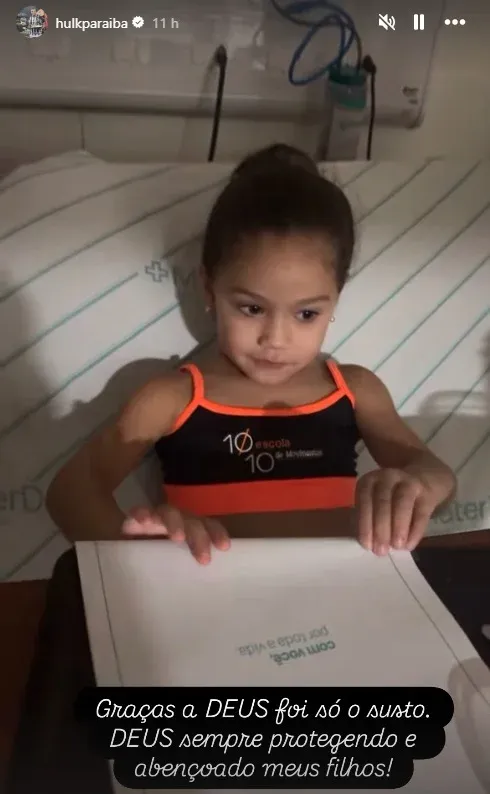 A filha do atacante Hulk foi levada &agrave;s pressas a um hospital ap&oacute;s apresentar um quadro de anafilaxia, rea&ccedil;&atilde;o al&eacute;rgica grave que pode evoluir rapidamente. | Foto: Redes Sociais