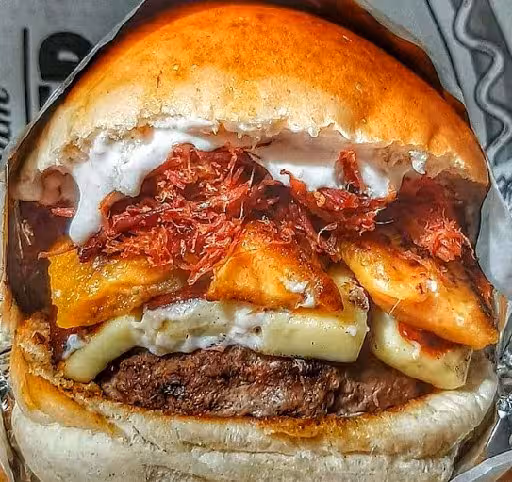 Com identidade assumidamente nordestina, a Oxe! Burger aposta em hambúrgueres artesanais. | Foto: Redes Sociais
