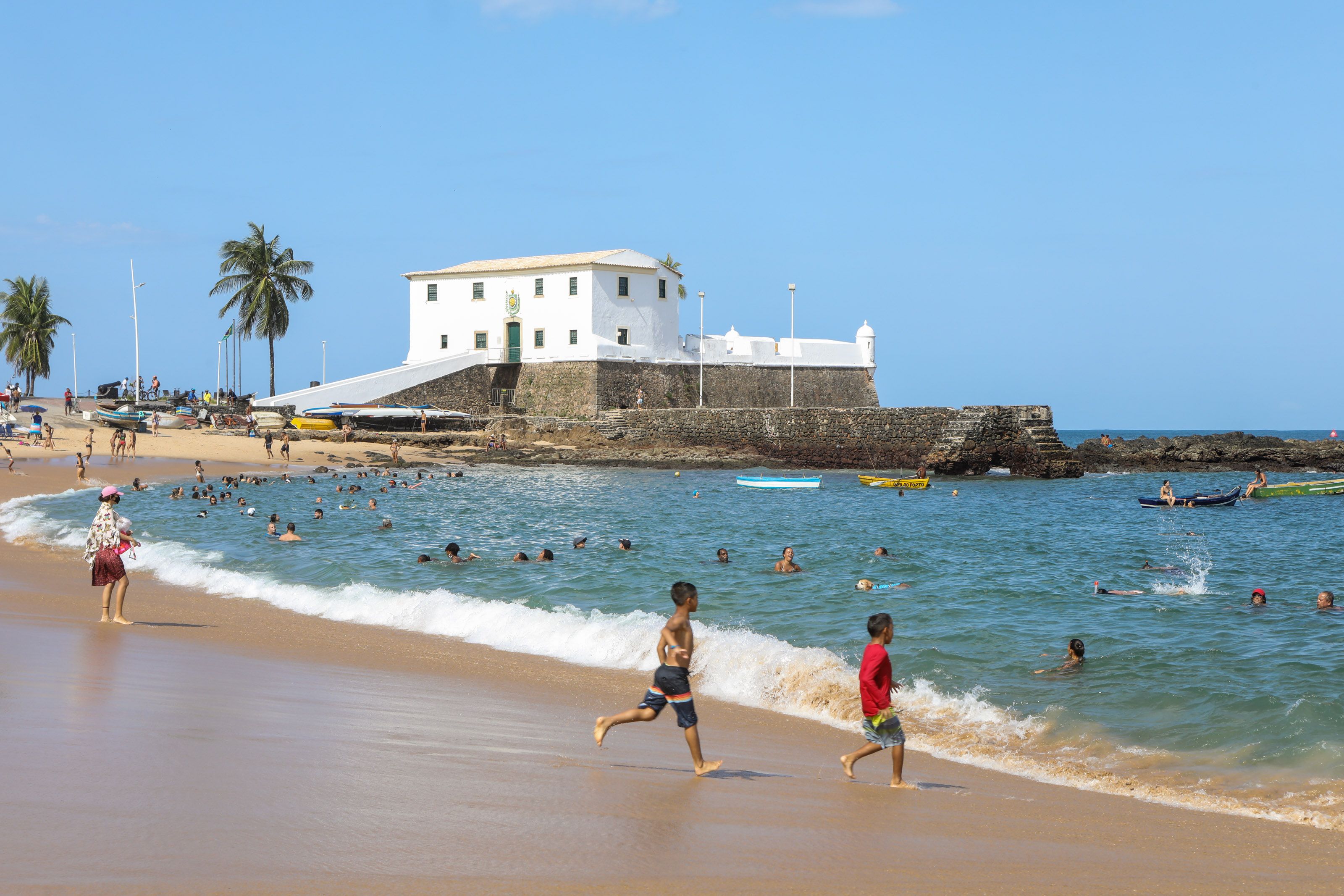 A praia do Porto da Barra, em Salvador, ser&aacute; fechada para a popula&ccedil;&atilde;o na manh&atilde; desta quinta-feira (17). | Foto: Guia Melhores Destinos