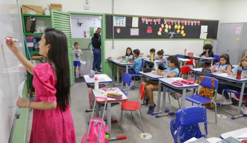 O Sindicato dos Professores no Estado da Bahia (Sinpro-BA) indicou que os trabalhadores afirmam que enfrentam sobrecarga de trabalho e realizam diversas atividades sem remunera&ccedil;&atilde;o adequada. | Reprodu&ccedil;&atilde;o: Ag&ecirc;ncia Brasil