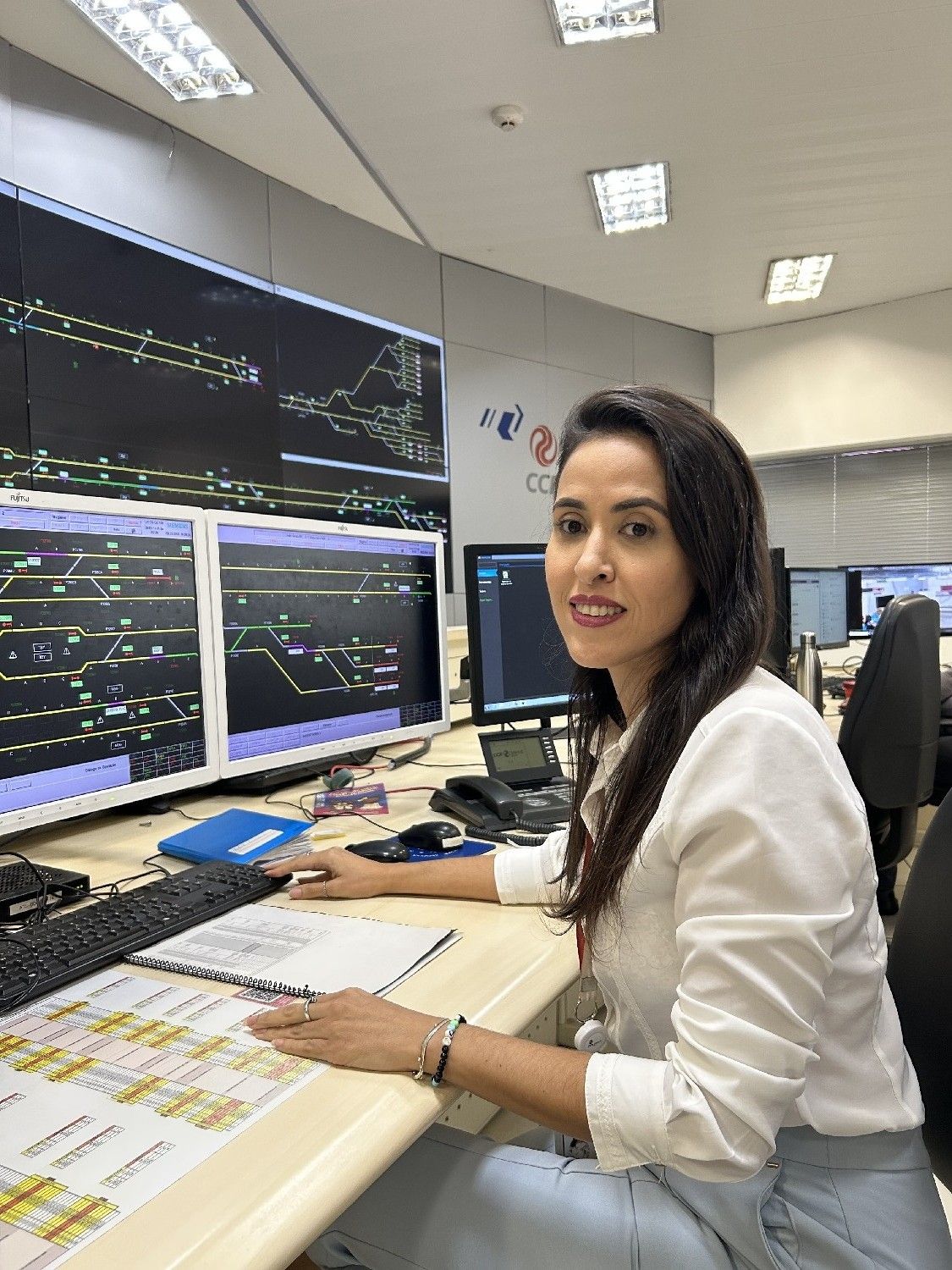 A supervisora de tr&aacute;fego Tacila Malvar come&ccedil;ou como operadora de trem. | Foto: Diogo Almeida/Aratu On