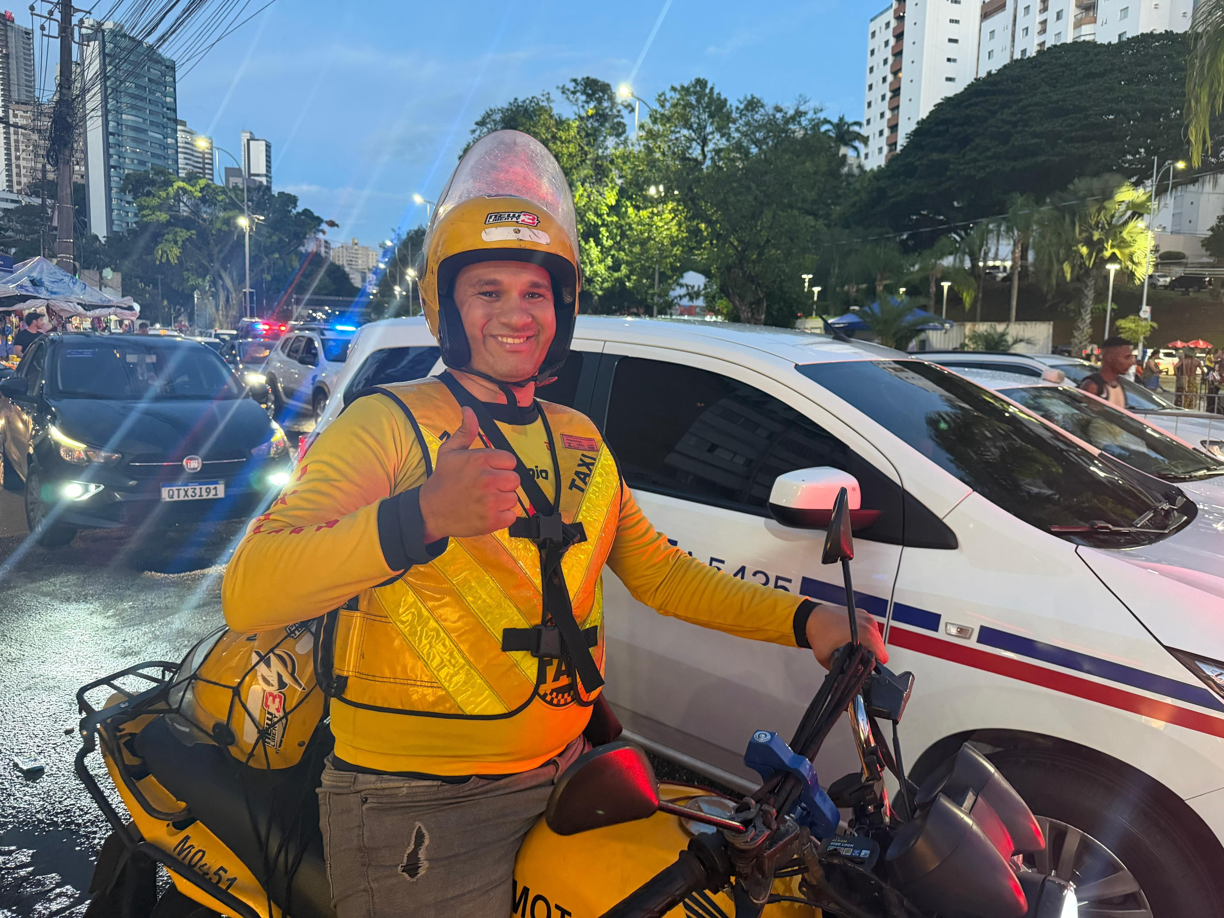 O mototaxista Tiago Leal disse que o movimento de passageiros est&aacute; aumentando, mas, deixou um apelo para a festa do ano que vem. | Foto: Jo&atilde;o Tramm/Aratu On