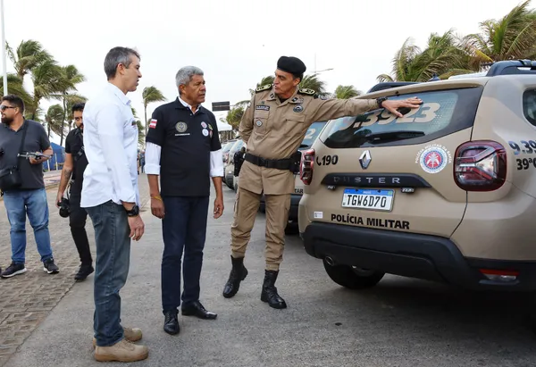 Jerônimo conversa com secretário de Segurança Pública, Marcelo Werner, e comandante-geral da PM, Antônio Carlos Magalhães | Foto: Thuane Maria/GOVBA