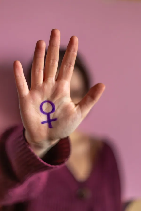 O texto também estabelece o aumento das punições para crimes contra a honra praticados contra mulheres. | Foto: Ilustrativa/FreePik