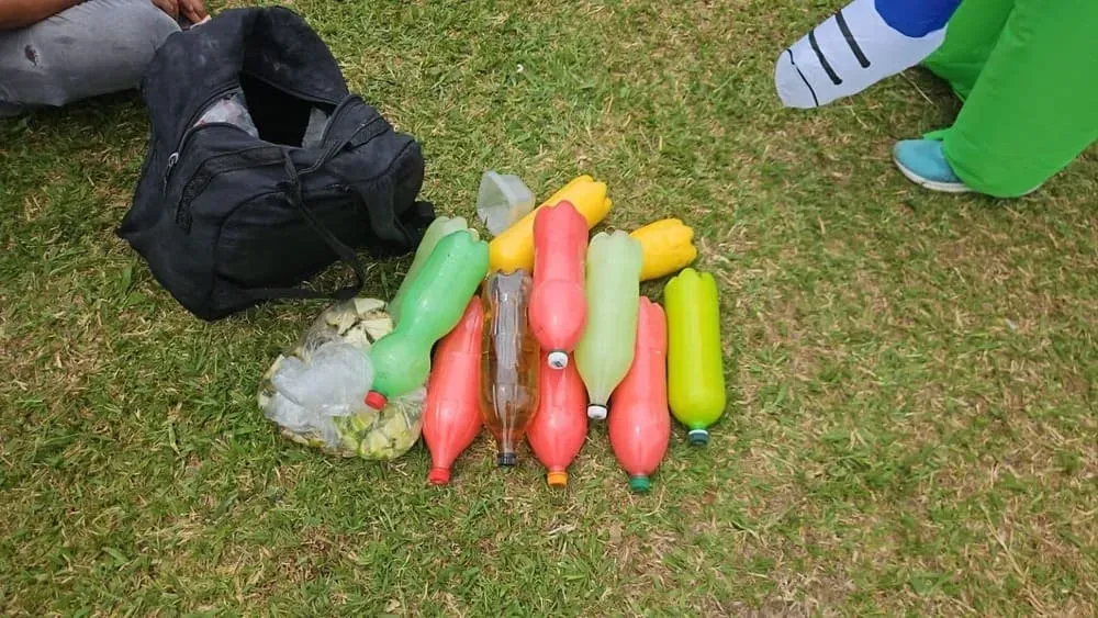 Misturados aos foli&otilde;es e sem levantar suspeitas, os agentes realizaram pris&otilde;es e apreens&otilde;es no local. | Foto: Redes Sociais