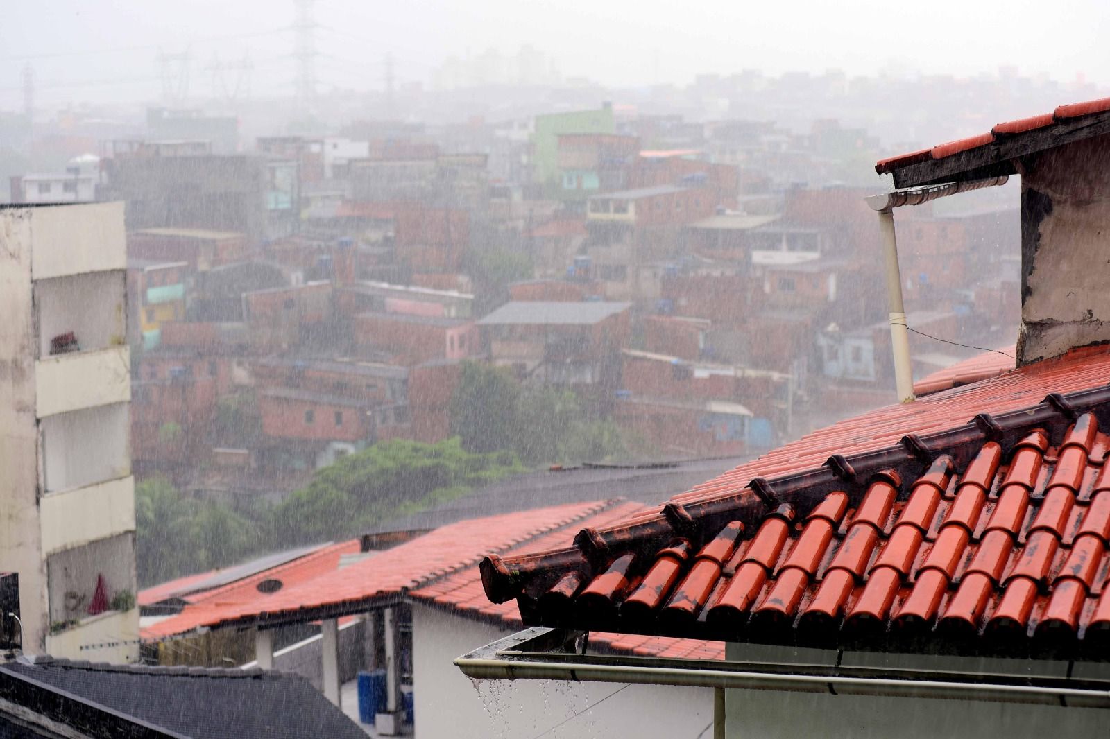 Uma nova frente fria deve atingir Salvador a partir de quarta-feira (3), trazendo chuvas moderadas a fortes e rajadas de vento. | Foto: Jefferson Peixoto/Secom PMS