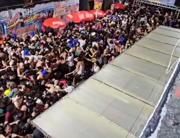 A passagem da cantora Anitta no circuito Dod&ocirc; (Barra-Ondina) nesta sexta-feira (13) foi marcada por uma aglomera&ccedil;&atilde;o de pessoas no Beco da Off. | Foto: Leitor/Aratu On